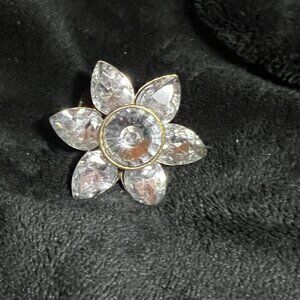 🌸 Dazzling Silver Stone Flower Ring – Adjustable & Attention-Grabbing! 🌸